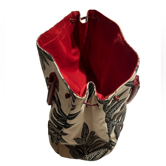 Victoria’s Secret canvas tote in cream with green leaves - Picture 5 of 9